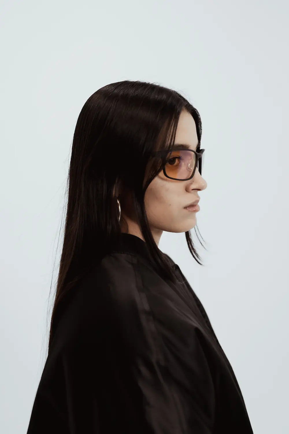 Jeune femme portant les modèles JIN de chez DAIKYO 