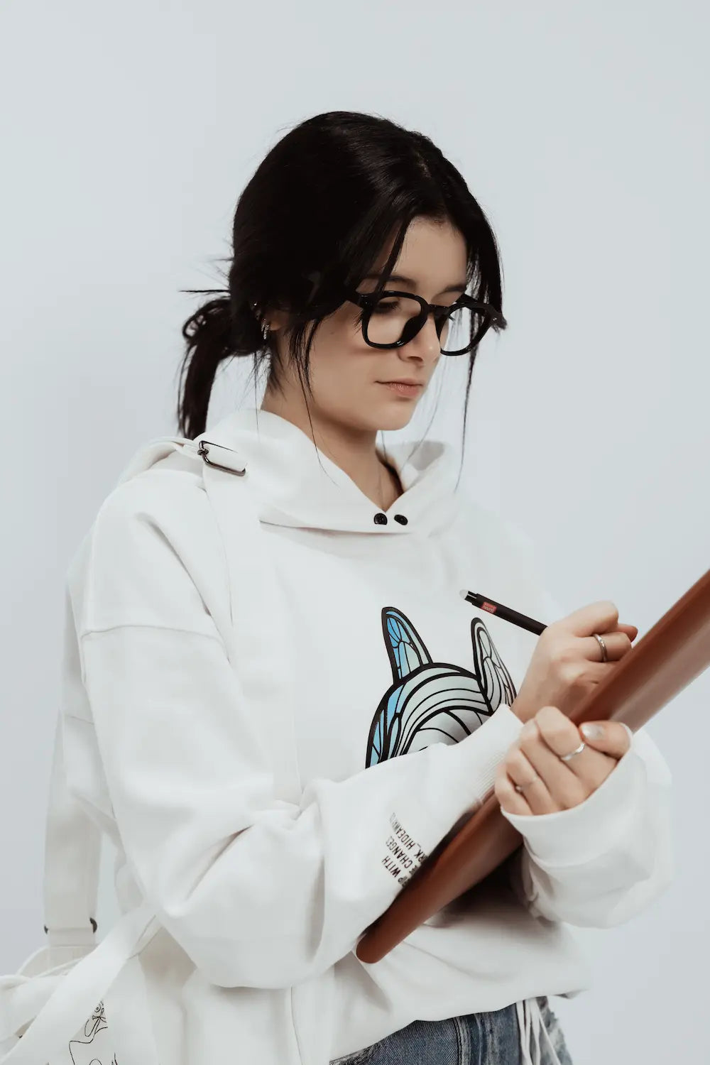 Jeune femme portant ses lunettes office RYOMA de chez DAIKYO 