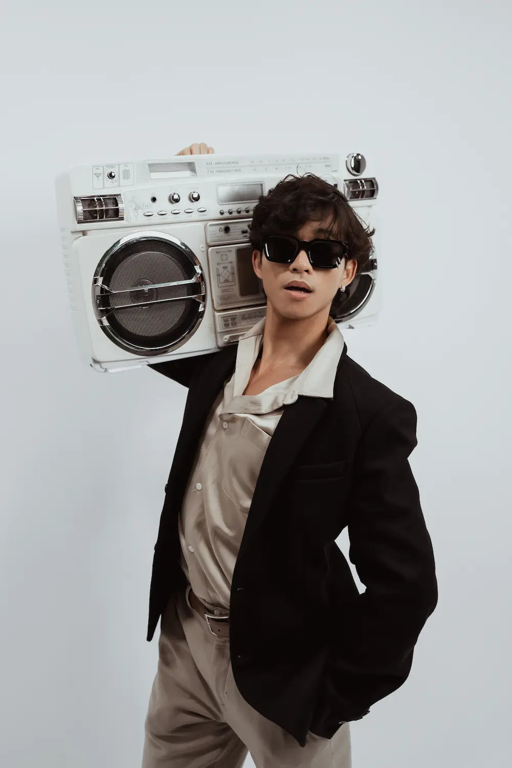 Homme portant le modèle solaire DA-HYE de chez DAIKYO 