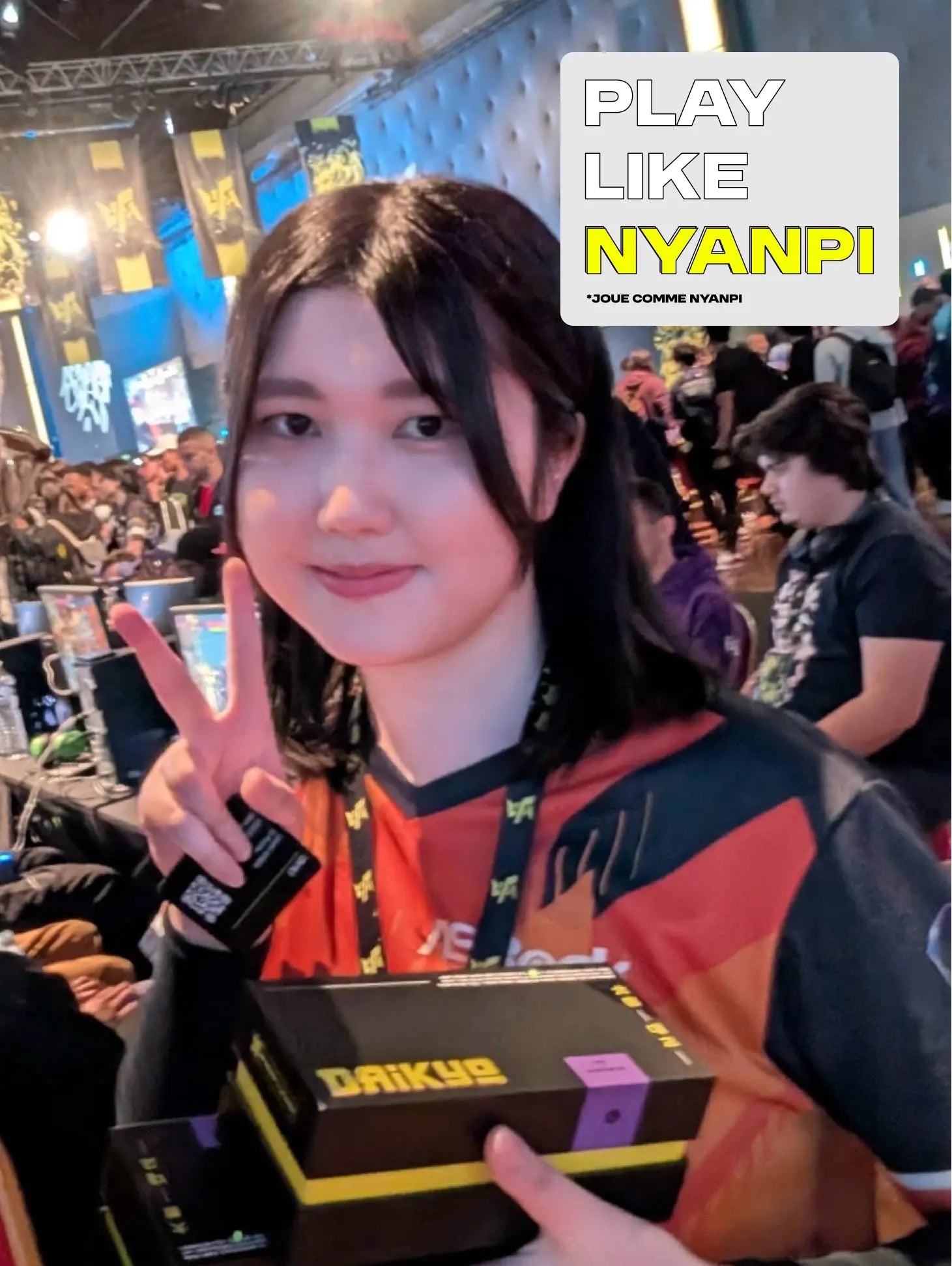 Nyanpi porte fièrement les lunettes JIN DAIKYO 